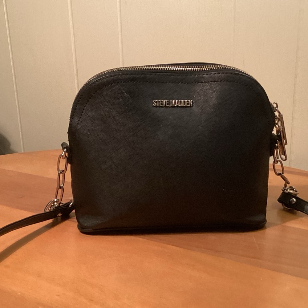 EUC Steve Madden crossbody black purse. 9 x 8 x 2.  Great for all occasions.